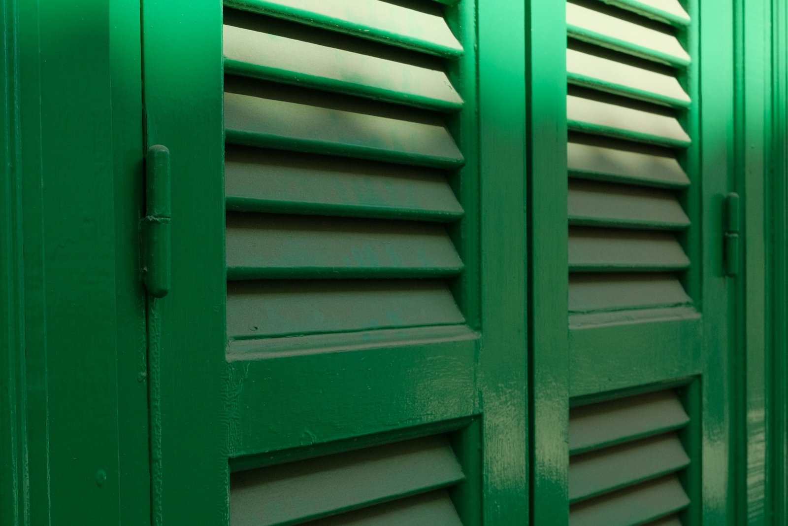 Scharnier einer geöffneten Balkon- oder Terrassentür aus Metall