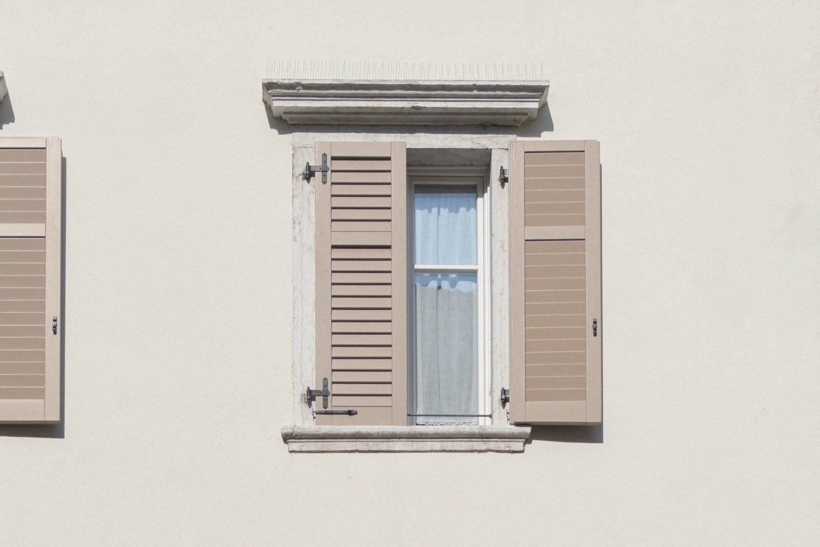Geöffnetes Fenster mit sichtbarem Scharnierbereich