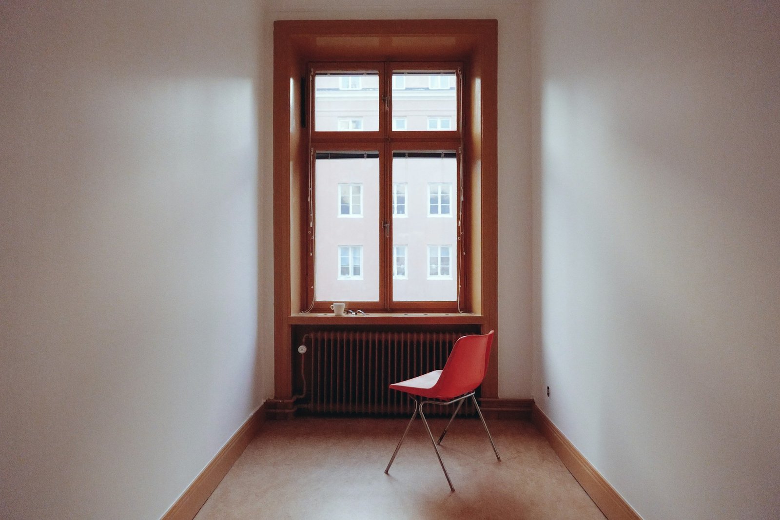 Fenster im Moment des Schließens mit sichtbarem Metallscharnier