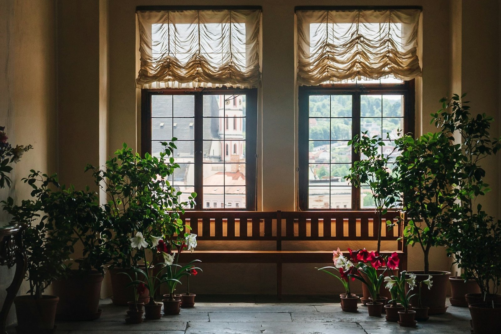 Geöffnetes Fenster mit sichtbarem Scharnier