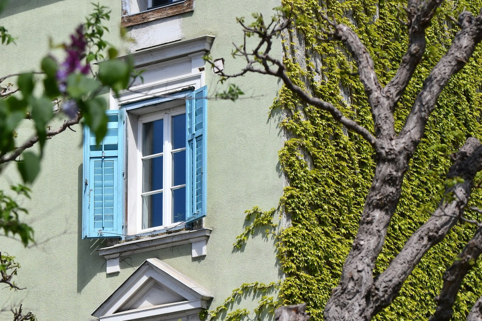 Nahaufnahme eines geschmierten Fensterscharniers