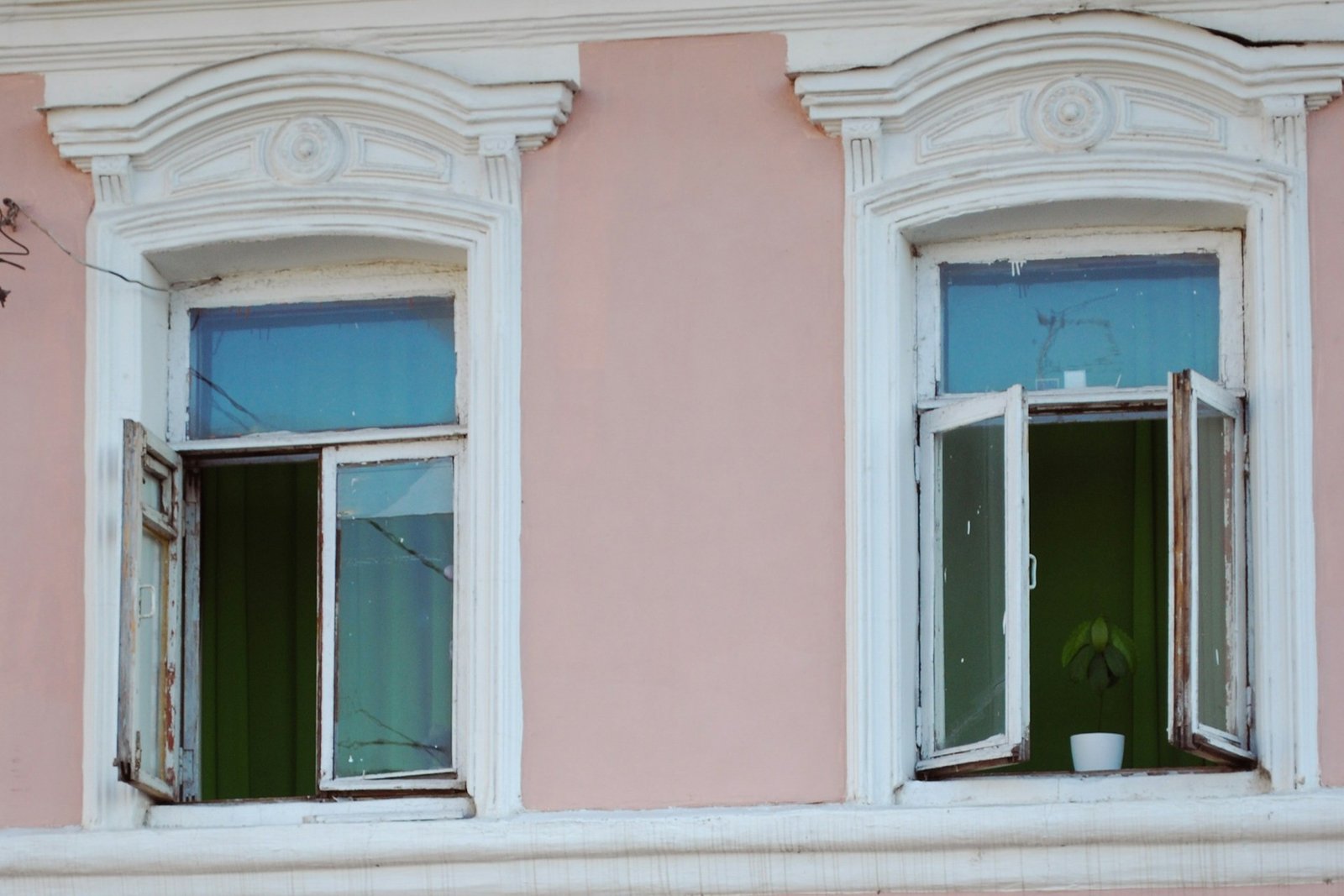 Geöffnetes Fenster mit sichtbarem Beschlag