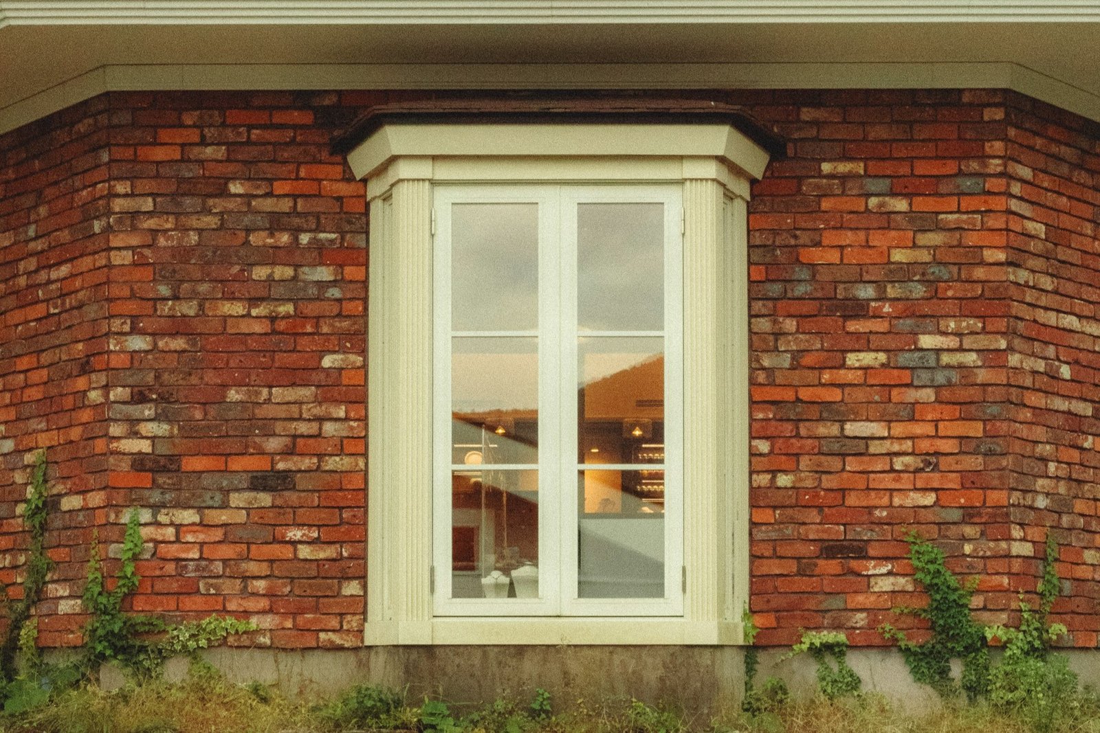 Hand bewegt geöffnetes Fenster am Scharnier zur Funktionsprüfung