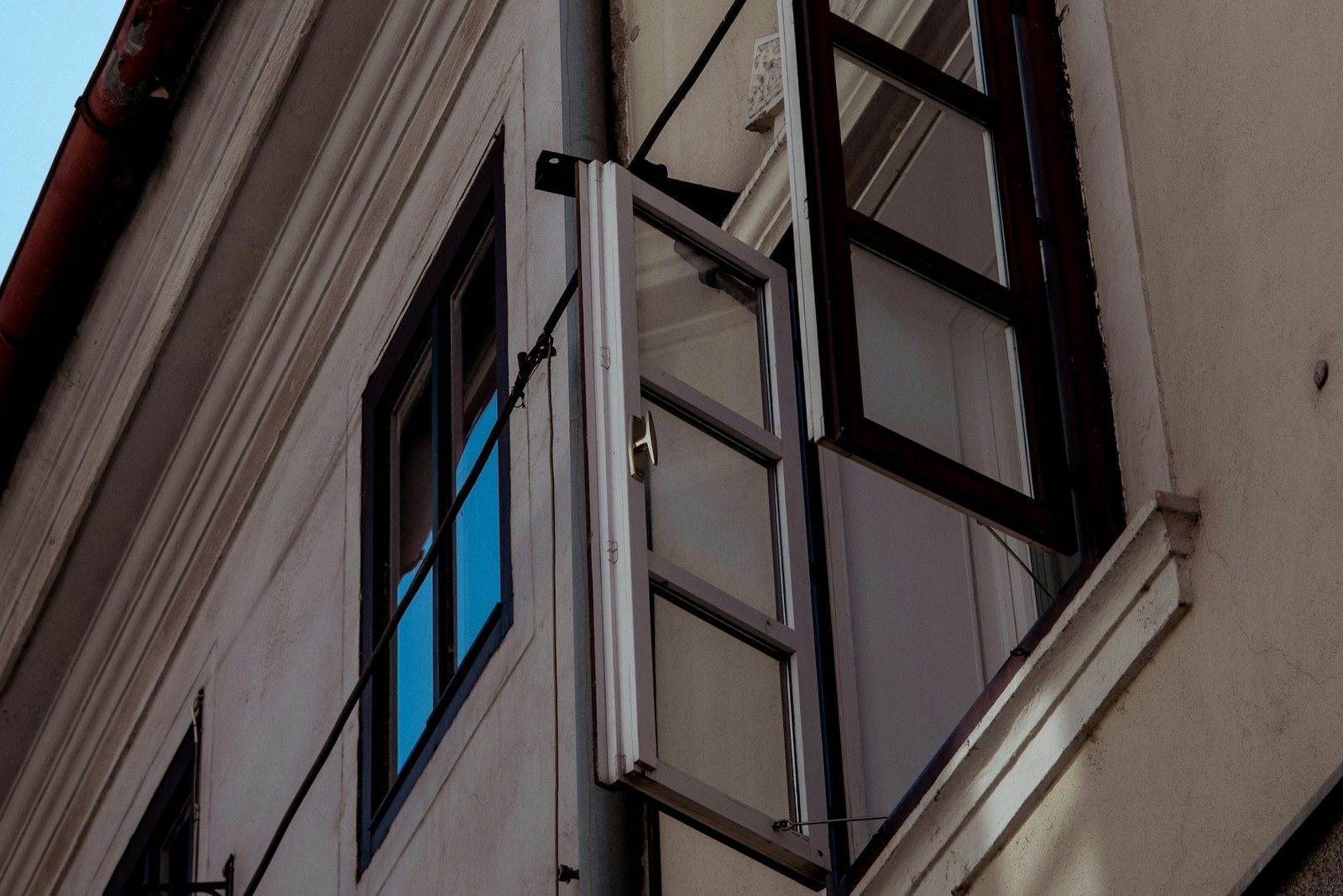 Geöffnetes Fenster in Kippstellung mit sichtbarem Scharnierbereich