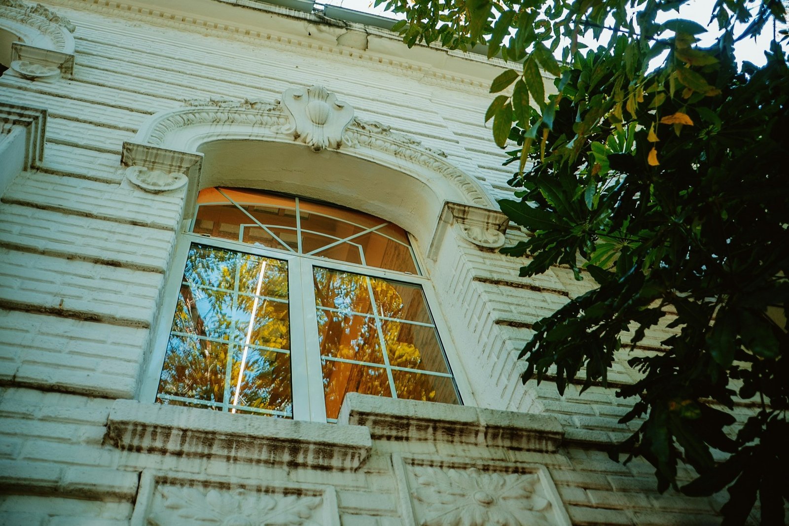 Nahaufnahme eines neuen Metallscharniers an einem Fenster