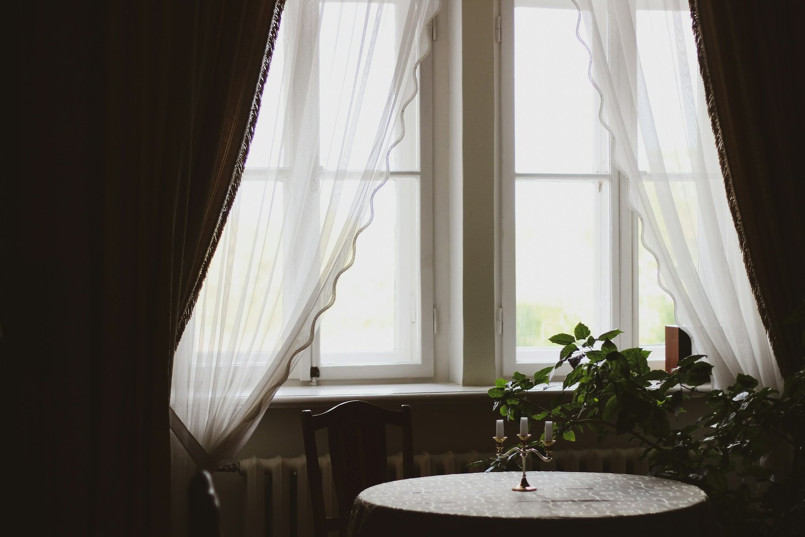 Nahaufnahme eines Metall-Scharniers am geöffneten Fenster