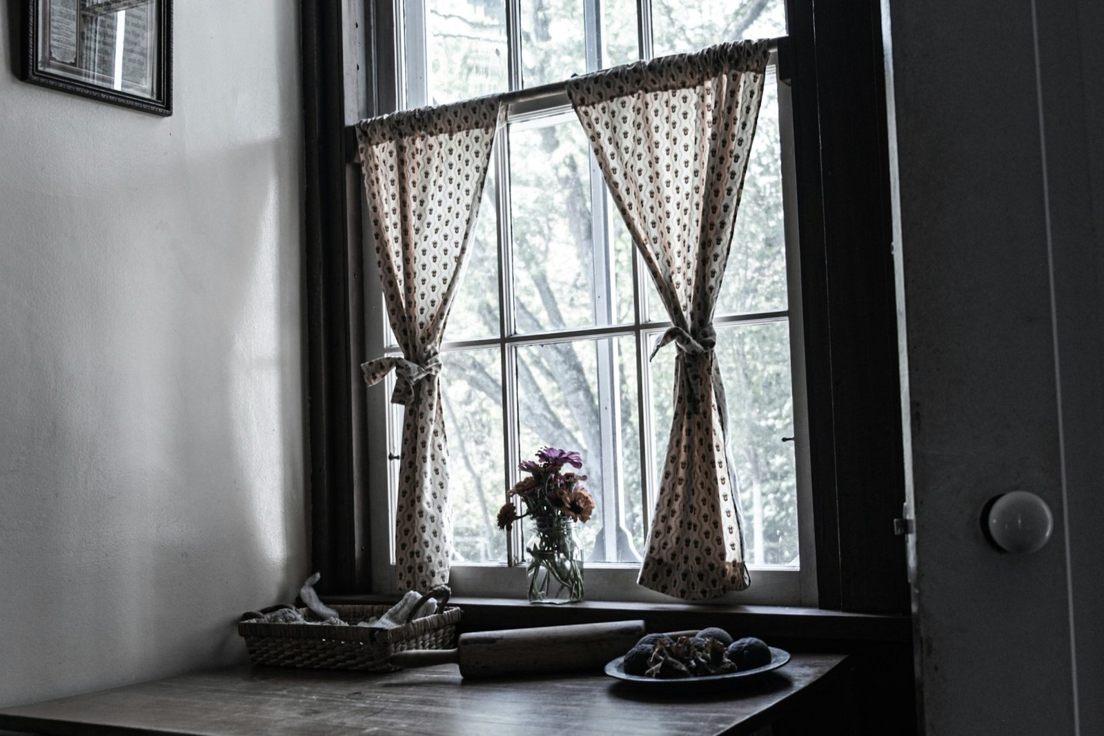 Person notiert Wartungstermin für ein Fenster in einem Kalender