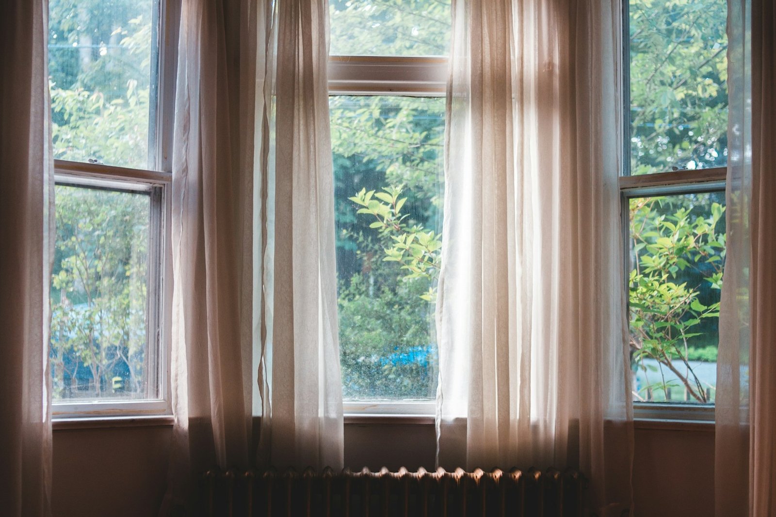 Geöffnetes Fenster mit sichtbarem Spalt zwischen Flügel und Rahmen