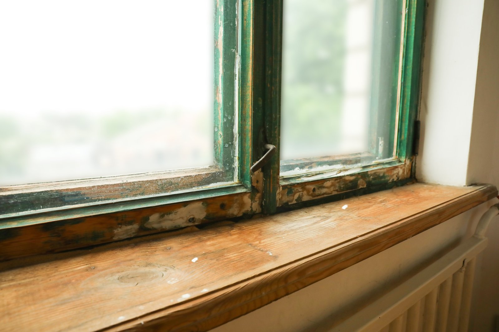 Fensterflügel kurz vor dem Schließen