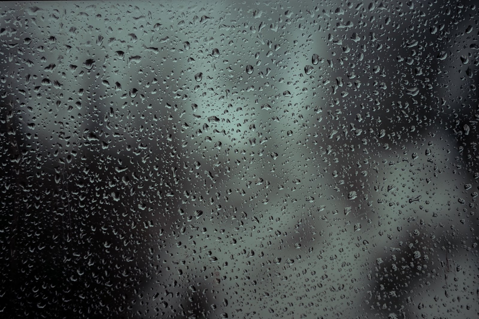 Regentropfen auf einer Fensterscheibe