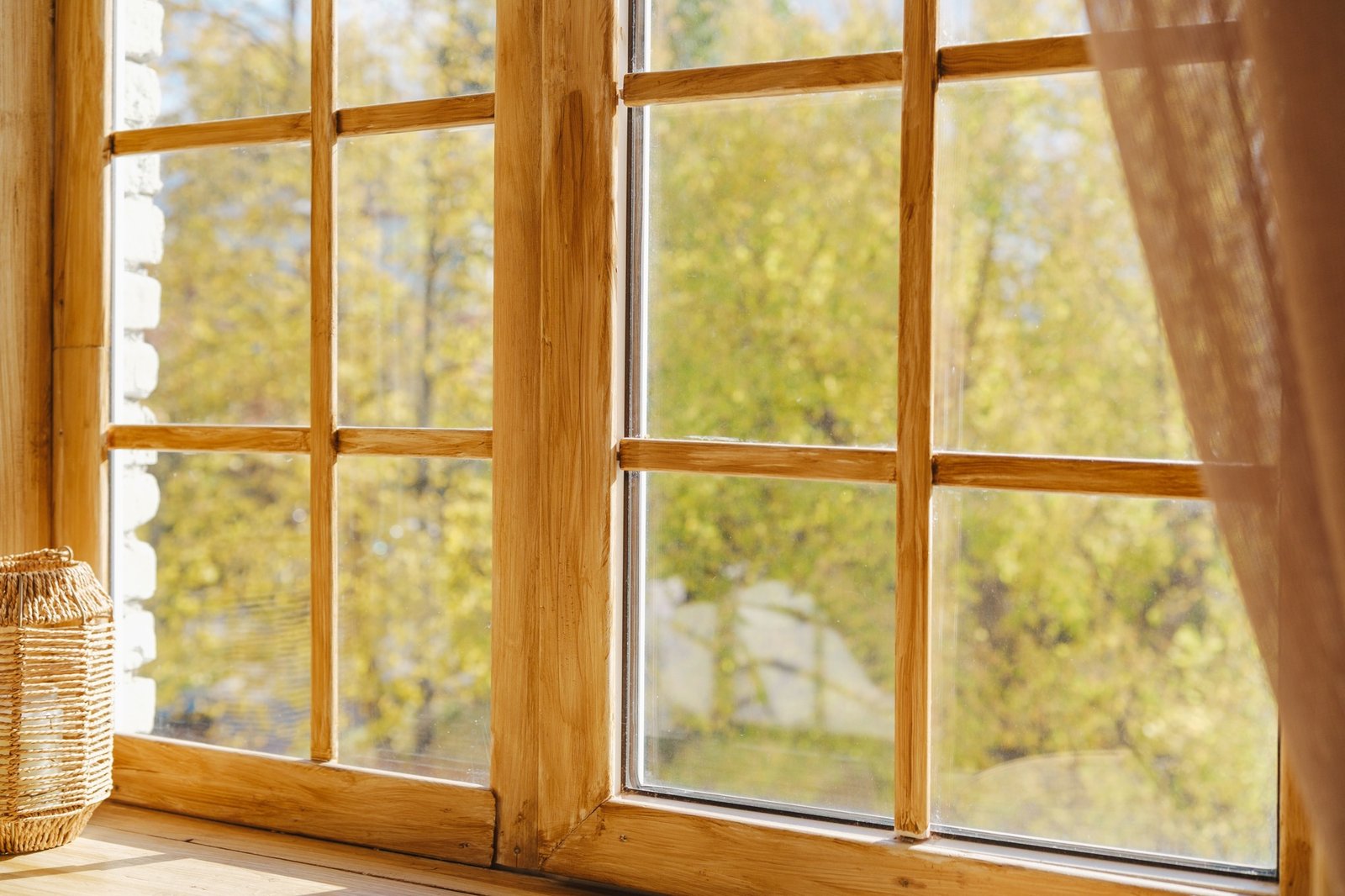 Altes Holzfenster mit sichtbaren Beschlägen